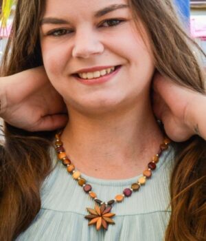 Collier Fleur Bois Multicolore Floriane, pendentif élégant agrémenté de perles argentées, parfait pour toutes les occasions.