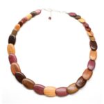 Collier Sylviane en bois multicolore avec perles d'Amarante, une pièce unique pour ajouter une touche de couleur à votre style!