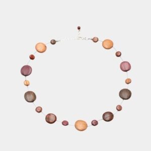 Collier en bois multicolore Jasmine fait main, orné de perles naturelles pour une touche unique et artisanale à votre style.