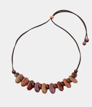 Collier ras du cou artisanal en bois multicolore Lise avec perles plates et cordon en cuir marron.