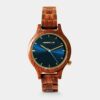 Montre en bois minimaliste pour femme avec fond bleu métalisé