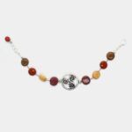 Détail du Bracelet multicolore - Le triskel, ajoutant une touche de mystère et de tradition au bracelet.