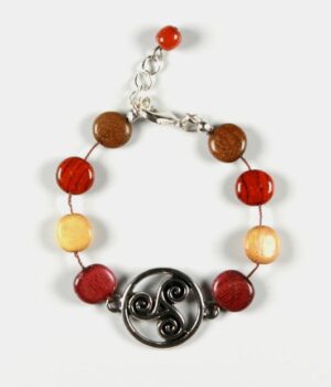 Gros plan des perles en bois soigneusement polies du Bracelet multicolore - Le triskel, révélant la texture et les couleurs naturelles.