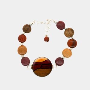 Gros plan sur le cabochon multicolore en résine du bracelet Tallia, mettant en valeur les détails de la marqueterie.