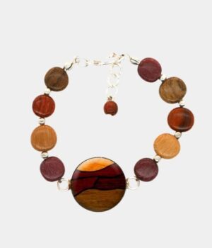 Gros plan sur le cabochon multicolore en résine du bracelet Tallia, mettant en valeur les détails de la marqueterie.