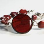 Vue d'ensemble du Bracelet Amarante Tallia et cabochon marqueterie en résine, avec perles rondes argentées.