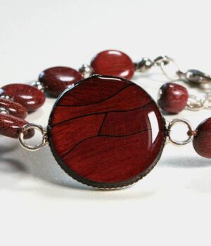 Vue d'ensemble du Bracelet Amarante Tallia et cabochon marqueterie en résine, avec perles rondes argentées.