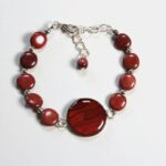 Gros plan sur le cabochon marqueterie en résine serti d’Amarante, montrant la texture et les détails fins.