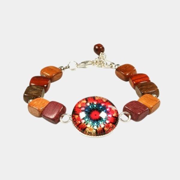 Bracelet multicolore en bois avec cabochon en verre rond central.