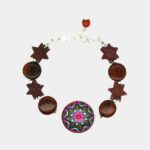 Bracelet en bois d'acajou avec cabochon en verre motif mandala, perles rondes et chaîne argentée ajustable.