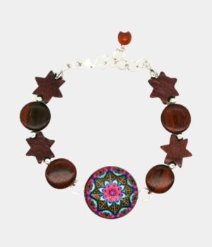 Bracelet en bois d'acajou avec cabochon en verre motif mandala, perles rondes et chaîne argentée ajustable.
