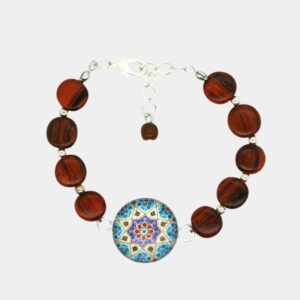 Bracelet en bois d'acajou avec cabochon turquoise en mosaïque, accompagné d'une chaînette argentée.