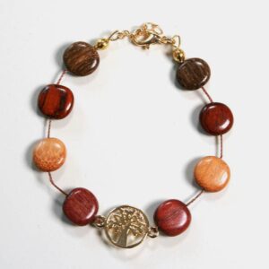 Bracelet Arbre de Vie Louli fabriqué à la main avec des perles en bois multicolores et un médaillon doré.