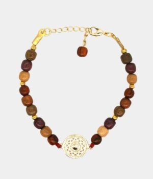 Bracelet multicolore doré Jeanne sur un fond gris, mettant en valeur ses couleurs vives et son design artisanal.