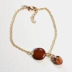 Bracelet artisanal doré avec finitions en bois d’acajou et pierre de Jaspe