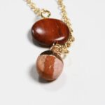 Bracelet doré en bois d’acajou et pierre de Jaspe de la marque Essenciel