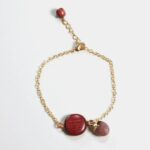 Bracelet doré amarante et quartz Junia sur fond gris