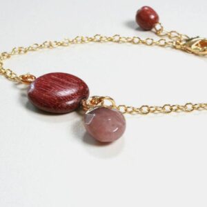 Bracelet Junia en bois amarante et quartz affiché avec une tenue élégante