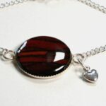 Vue détaillée de la chaîne argentée avec sa chainette de rallonge, ajoutant une touche de praticité à l'élégance.