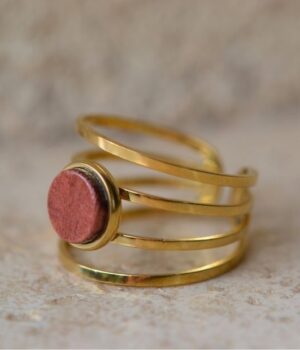 Gros plan sur la finition soignée de la Bague Amarante Joy montrant l'artisanat de qualité