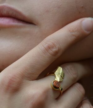 Bague ginkgo doré Amarante Luna portée sur une main féminine