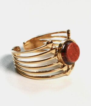 Gros plan sur la texture du bois d'amarante, soulignant le savoir-faire artisanal de My Essenciel.