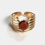 Bague réglable dorée mettant en valeur le bois d’amarante, écoresponsable et fabriquée artisanalement en Ardèche.