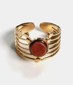 Bague réglable dorée mettant en valeur le bois d’amarante, écoresponsable et fabriquée artisanalement en Ardèche.