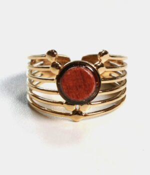 Gros plan sur les incrustations de bois d'Amarante et les finitions artisanales de la bague dorée réglable.