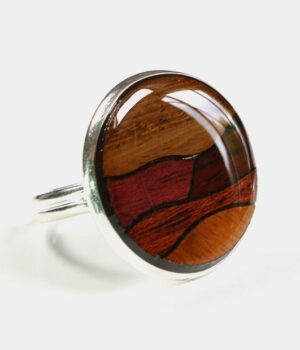 Collection de bijoux en bois Essenciel comprenant la bague plateau marqueterie Bérénice parmi d’autres créations.