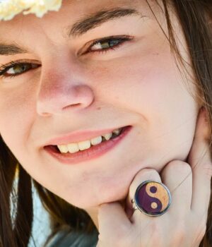 La bague ying yang Mathilde accompagnée de boucles d’oreilles en bois pour un ensemble harmonieux.