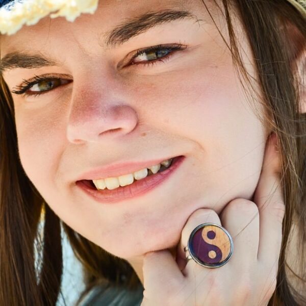 La bague ying yang Mathilde accompagnée de boucles d’oreilles en bois pour un ensemble harmonieux.