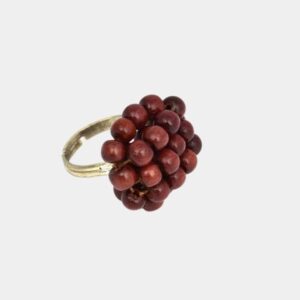 Gros plan de la perle – Détails de la perle naturelle intégrée à la bague en amarante.