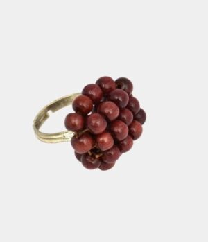 Gros plan du modèle Fiona – Détails de la perle naturelle intégrée à la bague en amarante.