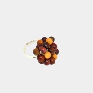 Zoom sur la finition artisanale de la bague Fiona : Détail du travail artisanal des perles de bois colorées.