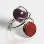 Bague double bois et améthyste Bella présentée dans une boîte à bijoux en velours noir, prête à offrir.