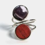 Ensemble de bagues double bois et améthyste Bella avec d'autres bijoux en arrière-plan, soulignant l'élégance et la polyvalence de la bague.