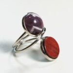 Gros plan de la bague double bois et améthyste Bella portée sur la main, mettant en valeur le design unique et les matériaux naturels.