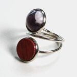 Bague double bois et améthyste Bella sur fond blanc, montrant les détails du bois d'amarante et de la pierre d'améthyste.