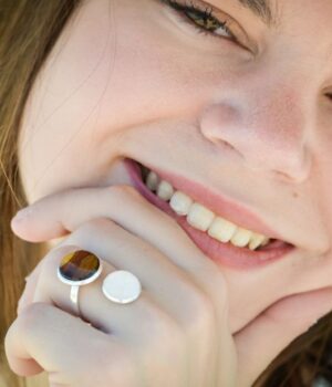 Bague en bois de Néflier et Howlite illustrant l'élégance et l'artisanat français.