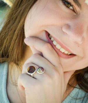 Bague double bois et jaspe Ness associée à des accessoires naturels pour un style authentique.