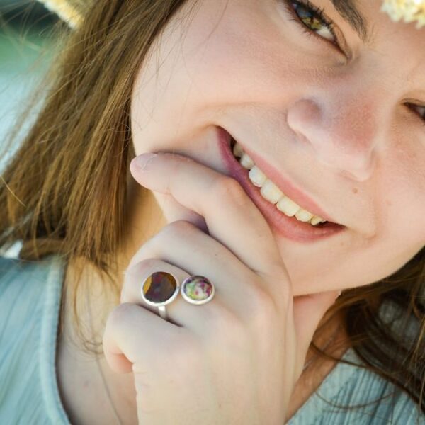 Bague double bois et jaspe Ness associée à des accessoires naturels pour un style authentique.