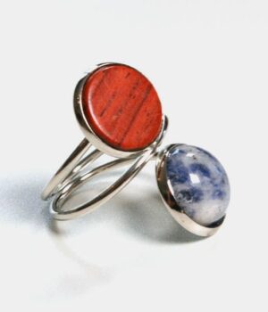 Zoom sur la pierre bleue avec des inclusions dorées, symbolisant l'élégance naturelle.