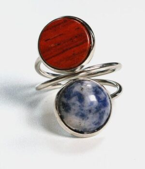 Focus sur les détails argentés de la bague, témoignant de la qualité artisanale.