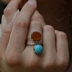 Bague artisanale en bois et turquoise, design élégant