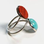 Focus sur les détails artisanaux de la bague double bois et turquoise