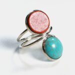 Gros plan sur la turquoise sertie dans la bague Bella