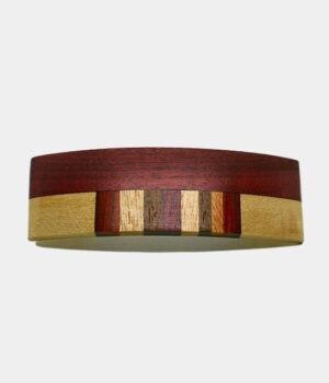 Barrette artisanale en bois multicolore avec attache solide, fabriquée à partir de matières naturelles.