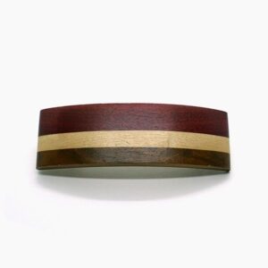 Barrette en bois de marqueterie multicolore au style artisanal, attachée avec une attache en métal argenté.