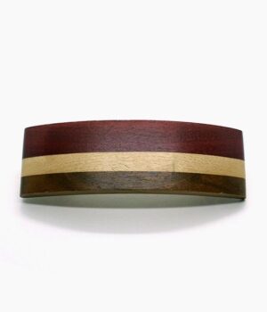 Barrette en bois de marqueterie multicolore au style artisanal, attachée avec une attache en métal argenté.